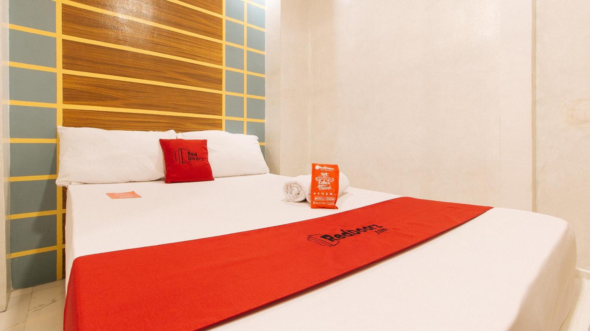 RedDoorz @ PIY Margal Sampaloc Manila Hotel Exterior foto
